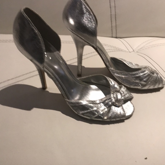 very pretty silver pumps. - Picture 2 of 4